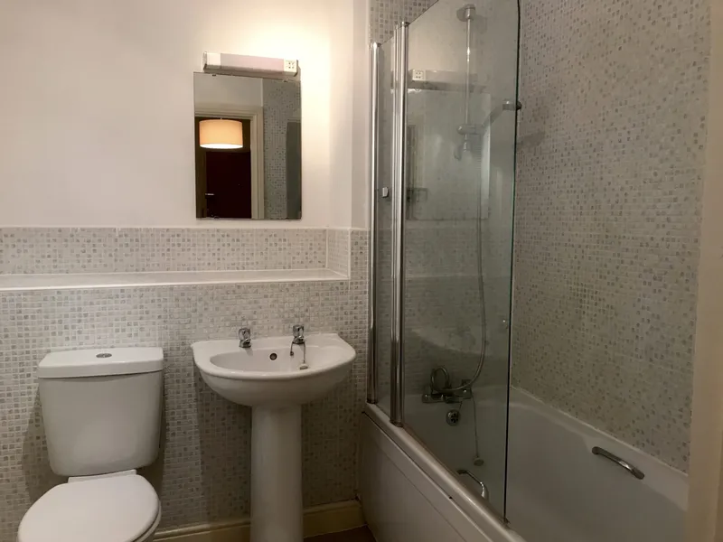 Spacious 2 Bed Flat // Jul 2026 - Image 6